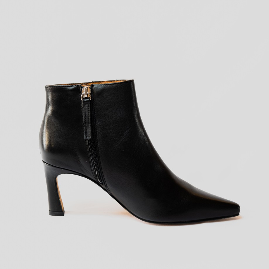 Angel Alarcon - Pointed Leather Ankle Boots With Zip New