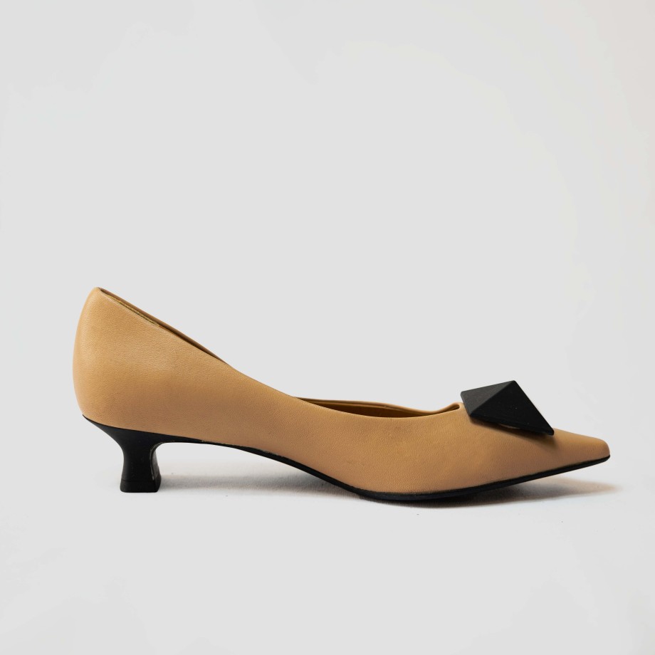 Chantal - Nude Leather Pumps With Black Accessory New