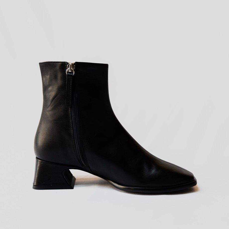 Angel Alarcon - Black Leather Ankle Boots With Square Toe And Zip Wholesale